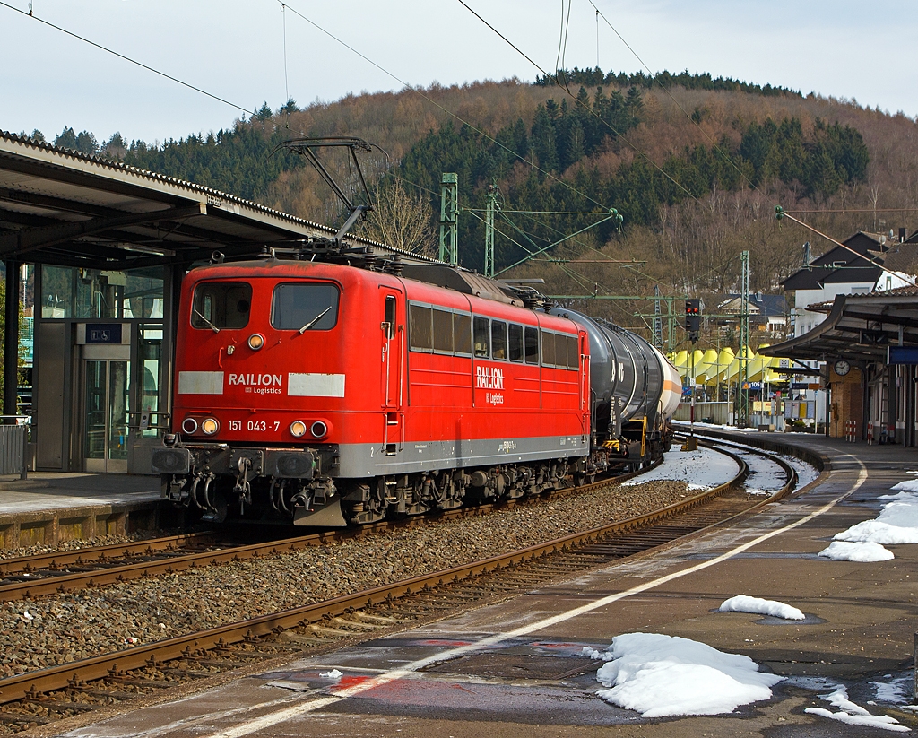 Die 151 043-7 der DB Schenker Rail rauscht mit einem gemischten G�terzug am 16.03.2013 durch den Bahnhof Betzdorf/Sieg in Richtung K�ln.