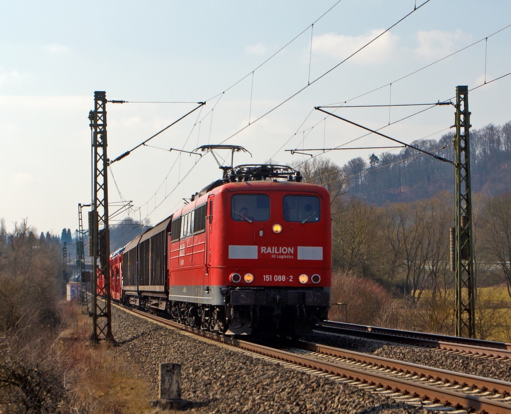 Die 151 088-2 der DB Schenker Rail zieht am 28.03.2013, hier kurz vor Dillenburg, einen gemischten G�terzug �ber die Dillstrecke (KBS 445 bei km 127,6) in Richtung Siegen.