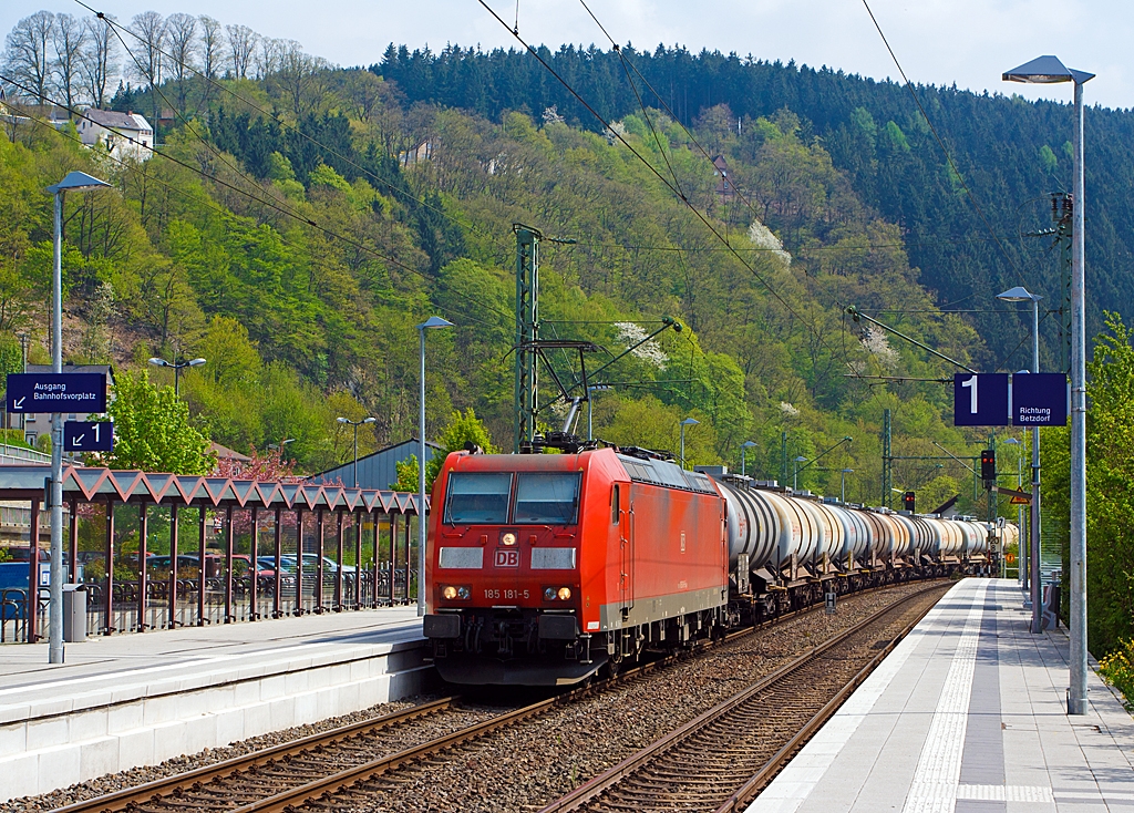 Die 185 181-5 (eine Bombardier TRAXX F140 AC 1) der DB Schenker Rail zieht am 04.05.2013 einen Kesselwagenzug durch den Bahnhof Kirchen/Sieg in Richtung Siegen.
