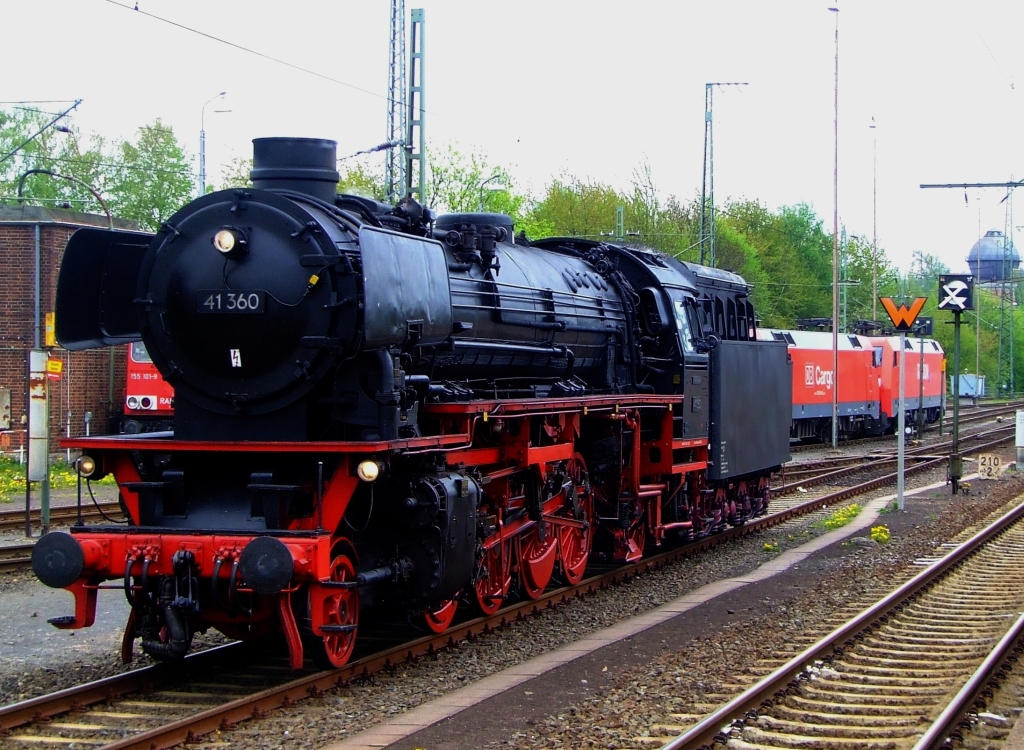 Die 41 360  Lady of Bismarck  der Dampflok-Tradition Oberhausen e.V (ex DB 042 360-8, ex DB 41 360) am 01. Mai 2010 bei den Dampftagen in Bebra.

Die Dampflok 41 360 wurde am 18.Juli 1940 von der Firma Arnold Jung in Jungental bei Kirchen an der Sieg abgeliefert und am 20.Juli 1940 durch die Deutsche Reichsbahn abgenommen und in Dienst gestellt. Die Beschaffungskosten lagen bei 63.444 Reichsmark.
Zu Beginn der 50er Jahre zeigten sich Ermüdungserscheinungen im Kesselbaustahl, dies führte zu einer Neubekesselung. 99 der 220 in Westdeutschland verbliebenen Maschinen erhielten geschweisste hochleistungsfähige Neubaukessel, von den 99 neubekesselten Loks erhielten 40 eine Ölhauptfeuerung, darunter auch 41 360, so wurde sie ab 1968 als 042 360-8 bezeichnet. 

Techn. Daten: 
Länge über Puffer: 23.905 mm
Höchstgeschwindigkeit: 90 km/h
Leistung: 1.975 PS
Kesseldruck: 16 bar
