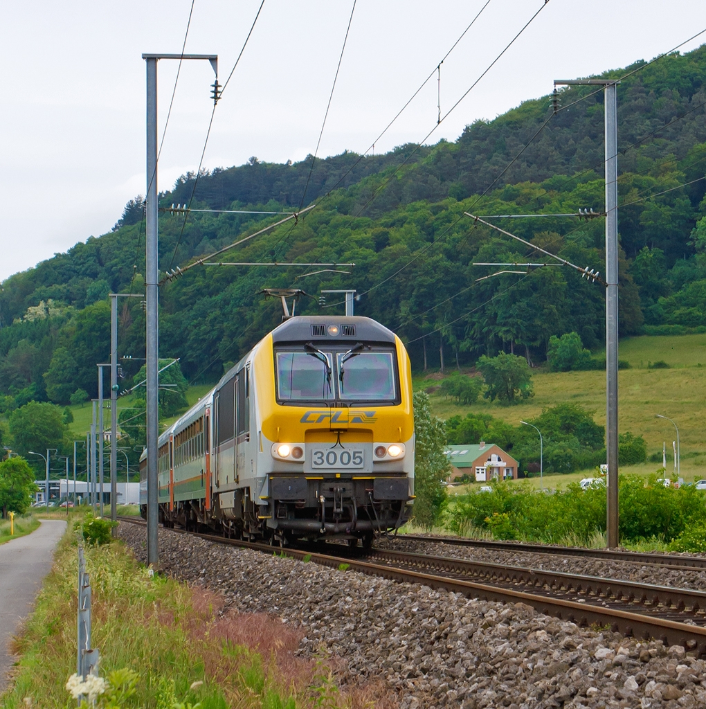 Die CFL 3005 mit dem ca. 45 Minuten versp�teten IR 111 Liers - Luxemburg, hier am 15.06.2013 bei Lintgen., hier am 15.06.2013 bei Lintgen 