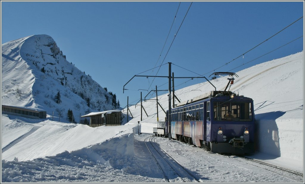 Die eher moderate Schneeh�he bei der Haltestelle Jamam ist hier gut zu sehen. 12.Jan. 2012

