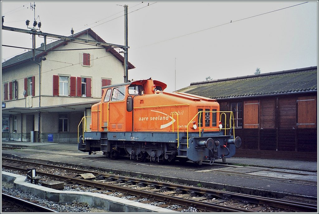 Die Em 3/3 326 bzw. Em 837 326-7 der aare seeland mobil in Niederbipp. 
Die aare seetal mobil ist eigentlich eine Schmalspurbahn, braucht(e) aber in Niederbipp diese DHG Normalspurlok zum Rangieren f�r Brennstofflager in ihrem Einzugsbereich. 
Analoges Bild ab Foto-CD/Fr�hjahr 2001