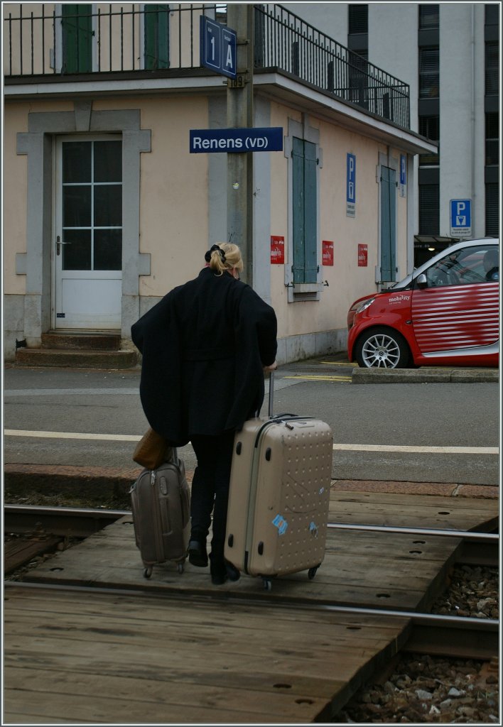 Die Koffer waren ja sooo schwer; oder Lebensgef�hrliche Dummheit bildlich festgehalten!
Man beachte die Exif-Daten zum folgende Bild.
Renens, den 7. Jan. 2013