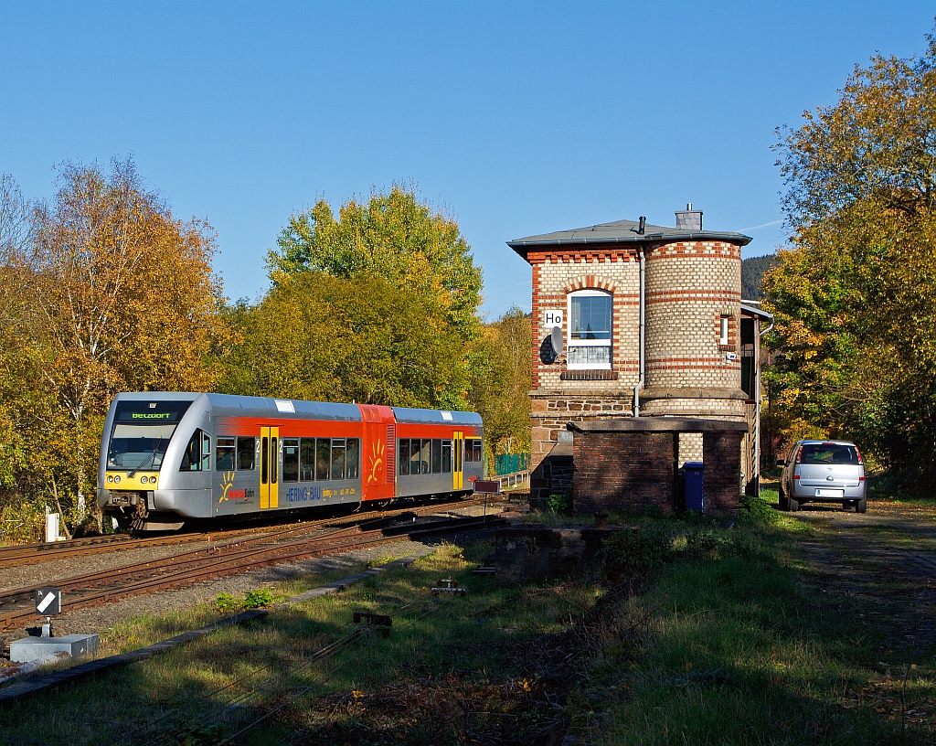 
Die Konkurrenz ist weg, da muss der Fotospezialist f�r die Hellertalbahn mal wieder zeigen was er drauf hat;-) Ein GTW 2/6 der Hellertalbahn kommt am 27.10.2012 von Neunkirchen, �ber die genamtliche Strecke  Hellertalbahn  (KBS 462 ), hier passiert er gerade das Stellwerk Herdorf Ost (Ho) und f�hrt gleich in den Bahnhof Herdorf ein, das Ziel ist Betzdorf/Sieg.