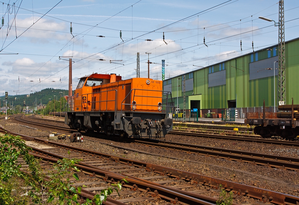 
Die Lok 41 (eine MaK DE 1002) der Kreisbahn Siegen-Wittgenstein (KSW), f�hrt am 10.07.2013 durch Siegen-Geisweid in Richtung Siegen, rechts das Edelstahlwerk.
Die DE 1002 wurde 1988 bei MaK unter der Fabriknummer 1000832  gebaut und an die HEG - Hersfelder Eisenbahn GmbH  als 832 geliefert.  Nach Einstellung des Bahnbetriebes der HEG ging sie konzernintern an HLB - Hessische Landesbahn GmbH Lok 832 und 1996 wurde sie an die fr�here Siegener Kreisbahn GmbH als Lok 41 verkauft, die heute als Kreisbahn Siegen-Wittgenstein firmiert.
Die Lok hat heute die NVR-Nummer 98 80 0272 008-0 D-KSW und die  EBA 02B20K 001.
Gegen�ber den 16 Loks dieses Typs der HGK hat diese Lok einen  MTU 12V396TC13 Motor mit 1.120 kW (1.523 PS) Leistung. Die Leistungs�bertragung erfolgt einen Generator auf 4 elektrische (Drehstrom) Fahrmotoren. Generator und die Fahrmotoren sind von BBC (heute ABB).
Die Lok hat eine H�chstgeschwindigkeit von 90 km/h