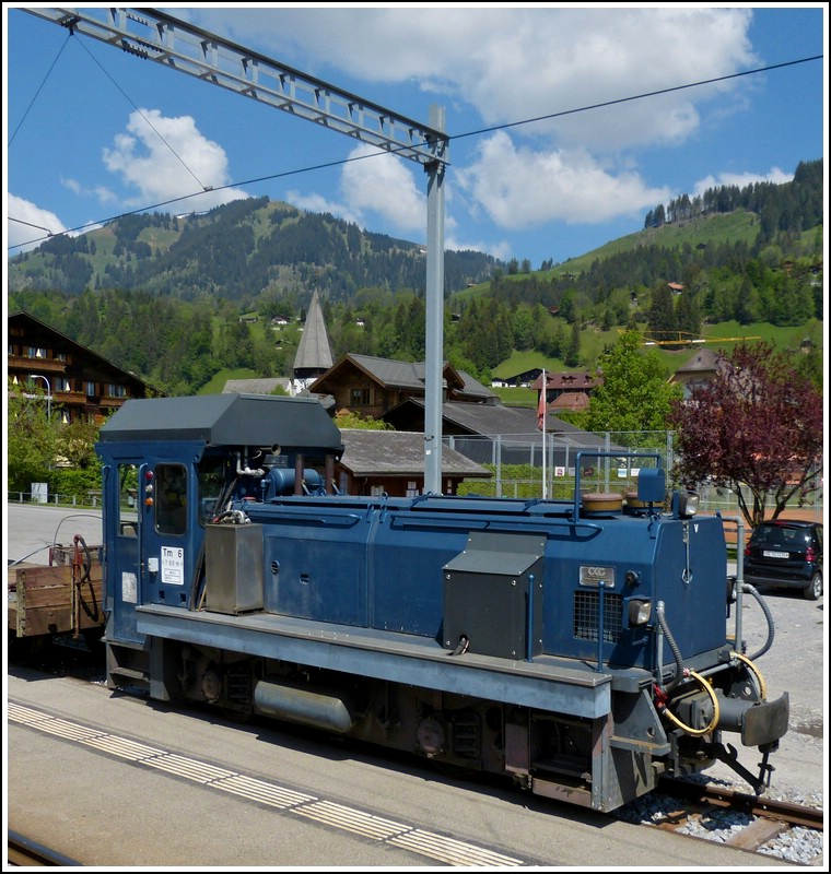 Die MOB Tm 2/2 N� 6 stand am 25.05.2012 in Saanen und konnte aus dem Zug fotografiert werden. Es handelt sich hierbei um eine Tmf 2/2 (P-23968) von Kaeble Gmeinder, sie hat ein Gewicht von 29 t und eine H�chstgeschwindigkeit von 30 km/h. (Hans)