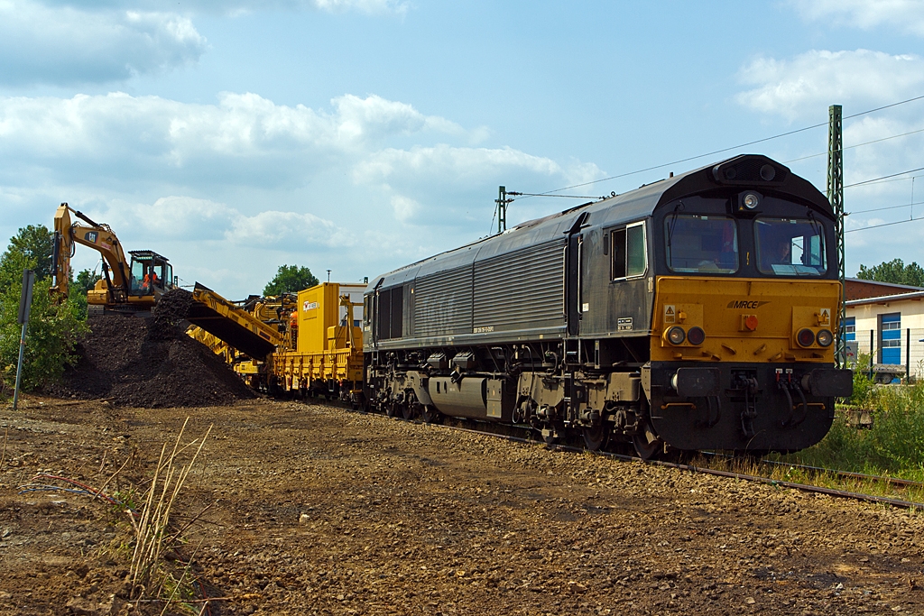 Die MRCE 653-09 (92 80 1266 119-7 D-DISPO) eine EMD JT42 CWRM (Class 66/9) am 13.07.2013 in Ehringshausen (Lahn-Dill-Kreis) an der KBS 445 (Dillstecke). Hier war sie f�r die Entladung von MSF-Wagen mit Altschotter.

Die General Motors EMD JT42 CWR-M “Class 66” ist eine diesel-elektrische 6-achsige Schwerlastlokomotive.
Sie besitzt einen 2-Takt-Turbodieselmotor, der einen Generator antreibt der wiederum den Strom f�r die 6 Gleichstrommotoren erzeugt die die 6 Achsen angetrieben. Die Lokomotive wird von einem Board-Computer (EM 2000) �berwacht und verf�gt �ber verschiedene Mess- und Diagnosefunktionen.
Diese Lokomotive hat Zulassungen f�r Belgien, die Niederlande und Deutschland, inklusiv ETCS (L1 & L2) f�r die Betuweroute und Rotterdam Hafenlinie.

Die JT42 CWR basiert auf der Entwicklung der 70er Jahre. Das heutzutage hergestellte Modell EMD JT42 CWRM (Class 66/9)  ist das Ergebnisvieler Verbesserungen, die seit dieser Zeit durchgef�hrt wurden. Die Lokomotive erweist sich als eine grundsolide Baureihe, die dank dem einfachen Design und den Gleichstromantriebsmotoren einen zuverl�ssigen Posten in jeder Flotte darstellt.
Die dreiachsigen HTCR-E Drehgestelle verf�gen �ber gegenl�ufig radialgelenkte Endachsen, die Mittelachse ist seitenverschiebbar, diese erm�glichen den Betrieb dieser 6-achsigen-Lokomotive auf Strecken die in der Regel auf 4-achsige Lokomotiven eingeschr�nkt sind (Kleinster befahrbarer Radius 80 m). Die seitlichen Schiene-Kr�fte sind dadurch auch gesenkt.

Diese Lok wurde 2005 von EMD unter der Fabriknummer  20048653-09  gebaut.

Technische Daten: 
Achsfolge: Co`Co`
Spurweite: 1.435 mm
L�nge �ber Puffer: 21.349 mm
Drehzapfenabstand: 14.140 mm 
Breite: 2.692 mm
H�he: 3.912 mm
Gewicht: 129,6 t
Radsatzlast: 21,6 t
Dieselmotorleistung: 2.420 kW / 3.290 PS
Motorbauart:  V 12-Zylinder-2-Takt-Turbodieselmotor 
Motortyp:  GM 12N-710G3B-T2 (entspricht der EU IIIA-Abgasnorm)
Drehzahl: 200 – 904 U/min
Tankinhalt: 6.400 l
Generator: AR8/CA6 
Fahrmotoren: 6 St�ck D43TRC (DC / Gleichstom)
Leistung an den R�dern: 2.268 kW / 3.072 PS
H�chstgeschwindigkeit: 120 km/h
Anfahrzugskraft: 409 kN
