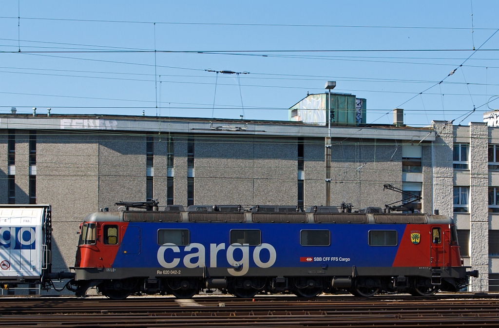 Die Re 620 042-2  „Monthey“ (ex Re 6/6 11642) der SBB Cargo mit nur zwei G�terwagen am 29.05.2012 beim Bahnhof Lausanne. 
Diese Maschinen haben eine Stundenleistung von 7.800 KW das sind 10.605 PS, sie k�nnen 800-Tonnen-Z�ge auf einer Steigung mit 26 Promille noch mit 80 km/h ziehen, die H�chstgeschwindigkeit betr�gt 140 km/h.

