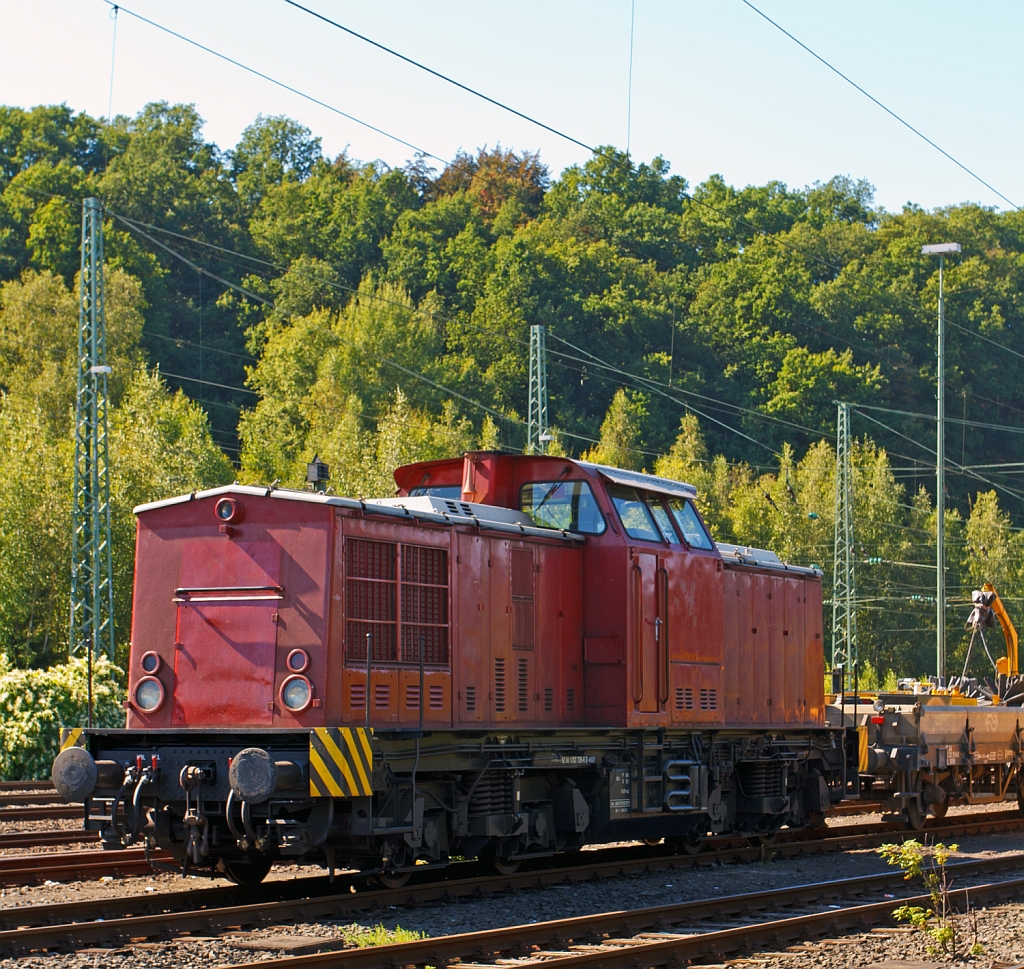 Die V 100.05 (202 726-6) der HGB (Hessische G�terbahn GmbH, Buseck) ex DR 110 726-7 ex DB 202 726-6 hat am 08.09.2012 Gleisbaumaschinen nach Betzdorf/Sieg gebracht.

 
Die V 100.1 wurde 1974 von LEW (VEB Lokomotivbau Elektrotechnische Werke „Hans Beimler“ Hennigsdorf) unter der Fabriknummer 14427 gebaut und an die DR als 110 726-7 ausgeliefert. Der Umbau in 112 726-5 erfolgte 1989, eine Umzeichnung in 202 726-6 erfolgte 1992 und 1994 ging sie dann mit in die DB �ber. Die z-Stellung und Ausmusterung bei der DB erfolgten im Jahr 2000. 


Weitere Stationen (Eigent�mer) waren dann: 2000 an SFZ - Schienenfahrzeugzentrum Stendal (sp�ter ALS);  2005 an PBSV, Magdeburg (sp�ter KCR)  15 ;  2010 an GLG - Gmeinder Lokomotivenfabrik, Mosbach als 203 001-3  Ludwig K.  und seit dem Jahr 2011 ist bei der HGB, wo sie seither ihren Dienst tut, sie hat die NVR-Nummer  92 80 1202 726-6 D-HGB, sowie die EBA-Nummer  EBA 01C23K 219.