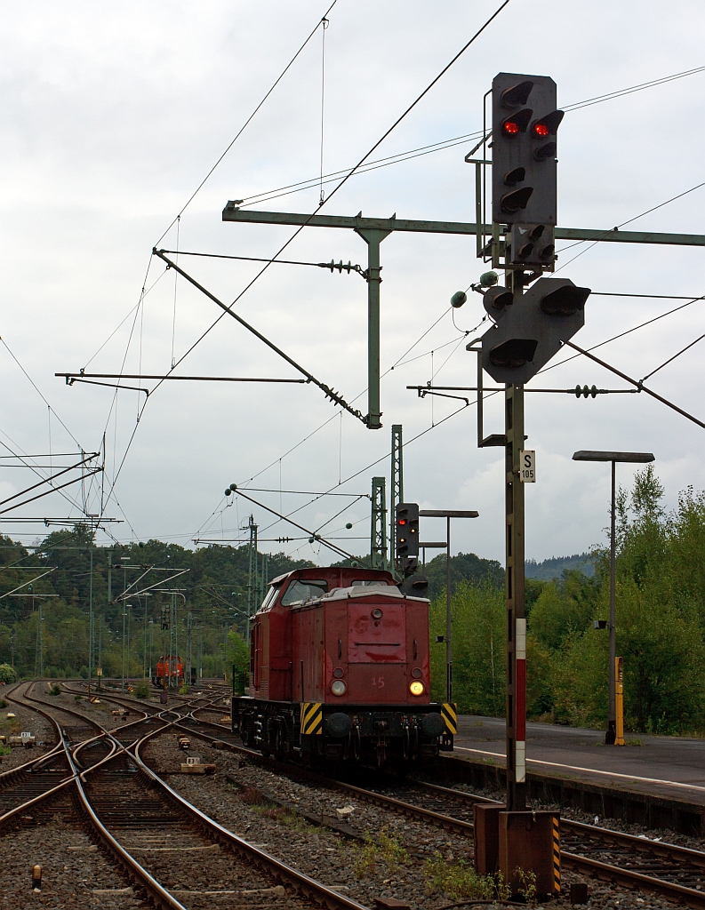 Die V 100.05 (202 726-6) der HGB (Hessische G�terbahn GmbH, Buseck) ex DR 110 726-7 ex DB 202 726-6 bei Rangierfaht am 15.09.2012 in Betzdorf/Sieg. 
Hier hat sie gerade Sh 1 und das Haltegebot f�r Rangierfahrten ist aufgehoben. Bei diesem Hauptsignal mit zwei roten Lichtern verlischt beim Aufleuchten des Signals Sh 1 ein rotes Licht. 
Die V 100.1 wurde 1974 von LEW (VEB Lokomotivbau Elektrotechnische Werke „Hans Beimler“ Hennigsdorf) unter der Fabriknummer 14427 gebaut und an die DR als 110 726-7 ausgeliefert. Der Umbau in 112 726-5 erfolgte 1989, eine Umzeichnung in 202 726-6 erfolgte 1992 und 1994 ging sie dann mit in die DB �ber. Die z-Stellung und Ausmusterung bei der DB erfolgten im Jahr 2000. 
