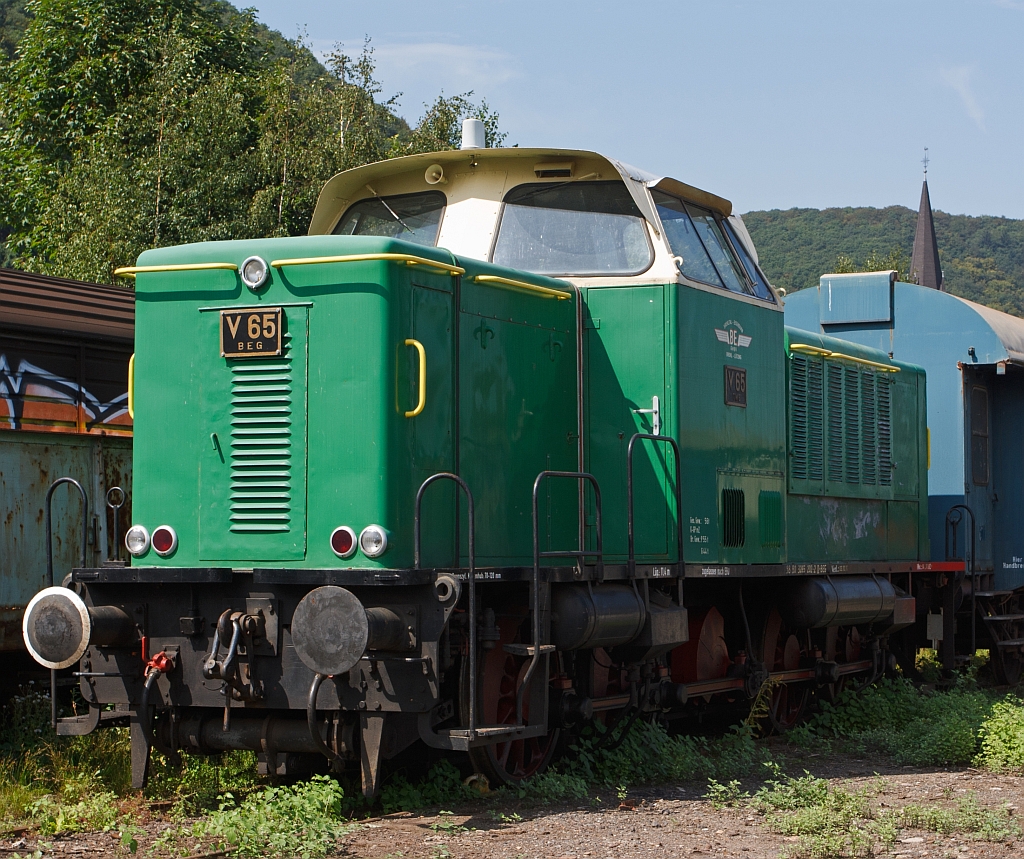 Die V 65  Inge  der der Brohltal Eisenbahn (BE), ex D 05 der Ahaus-Enscheder Eisenbahn, ex V 65 der TWE - Teutoburger Wald-Eisenbahn AG, G�tersloh,  am 18.08.2011 in Brohl-L�tzing auf der Gleisanlage. 

Diese Normalsprur dieselhydraulische Lok vom Typ MaK 600 D wurde 1957 bei MaK in Kiel unter der Fabriknummer  600139 gebaut.

Sie tr�gt die NVR-Nummer: 98 80 3265 202-2 D-BEG.

Unter der Bezeichnung MaK 600 D baute die Firma MaK ab 1953 vierachsige Diesellokomotiven mit Stangenantrieb. Bis 1961 wurden insgesamt 58 Exemplare gebaut. 

Den gr��ten Bekanntheitsgrad erlangten die vierachsigen Stangenloks des ersten Typenprogramms. Wegen des langen Achsstandes waren die �u�eren Rads�tze mit Beugniot-Hebeln verbunden und seitenverschiebbar gelagert, um eine guten Kurveng�ngigkeit zu gew�hrleisten.
Die ersten 39 bis 1956 gebauten Loks hatten eine L�nge �ber Puffer von 10.600 mm. Die 19 ab 1957 gebauten Loks (wie diese) hatten eine L�nge von 13.600 mm.
Aus der 600 D in ihrer urspr�nglichen, kurzen Bauform wurde sp�ter die V 65 f�r der DB entwickelt

Techn. Daten der V 65 „Inge“:
Spurweite: 1.435 (Normalspur)
Achsfolge: D 
Achsabstand: 6.300 mm
L�nge �ber Puffer: 11.360 mm
Dienstgewicht: 54 – 60t
Motor: MaK 6 Zylinder Diesel-Reihenmotor vom Typ MS 301 A
Leistung: 442 kW (600 PS) bei 750 1/min
Getriebe: Voith L37 zUb
H�chstgeschwindigkeit: 59 – 68 km/h
