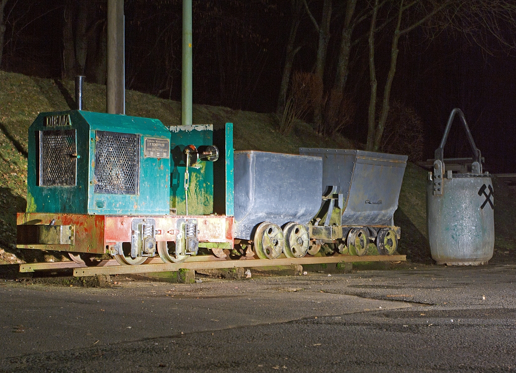 Diema Feldbahnlok Typ DL 6, Fabriknummer 1983, Baujahr 1956, Leistung 18 KW, von 700 auf 600mm ungespurt, als Denkmallok am 20.03.2013 beim Wodanstollen in Neunkirchen-Salchendorf. Daran sind zwei verschiedene Bergwerksloren gekuppelt.

Wer braucht einen Blitz, wenn er ein Auto hat. Hier habe ich etwas mir den Autoscheinwerfer nachgeholfen.