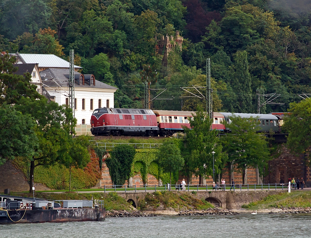 Diesellok V 200 116 (ex 221 116) des DB-Museum am 13.08.2011 kurz hinter den Bf. Koblenz-Ehrenbreitstein, als Schublub eines Sonderzuges der Dampftradition Oberhausen, Zuglok war 41 360. 
Wer kennt sie nicht, die klassische „Wirtschaftswunderlok“ V200?  Kein anderes Fahrzeug wird derart mit dem wirtschaftlichen Aufschwung der Bundesrepublik Deutschland in den 1950er Jahren in Verbindung gebracht wie die Baureihe V200, die erste Gro�diesellok der Deutschen Bundesbahn. 
Da die Baureihe V200 allerdings vor allem der Bespannung schwerer Z�ge nicht gewachsen war, entstand ab 1962 eine leistungsgesteigerte Weiterentwicklung als Baureihe V200.1.  
Die V200 116 geh�rt der Baureihe V200.1 bzw. ab 1968 Baureihe 221 an.

Die Lok wurde 1963 (das war ein gutes Jahr) bei Krauss-Maffei, M�nchen unter der Fabriknummer 18996 gebaut. Das Fahrzeugdienstgewicht  betr�gt 80 t die H�chstgeschw. 140 km/h, sie hat eine Leistung  von 1.986 kW / 2.700 PS.  
