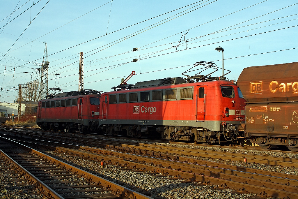Doppeltraktion  140 799-8 und 140 811-1 mit CIL 48700 von Gro�krotzenburg nach Rotterdam Maasvlakte Oost ein leerer Kohlenzug (Selbsentladewagen), hat hier am 19.11.2011 in Kreuztal Hp 1, f�hrt auf der KBS 440 Ruhr-Sieg-Strecke weiter in Richtung Hagen.
