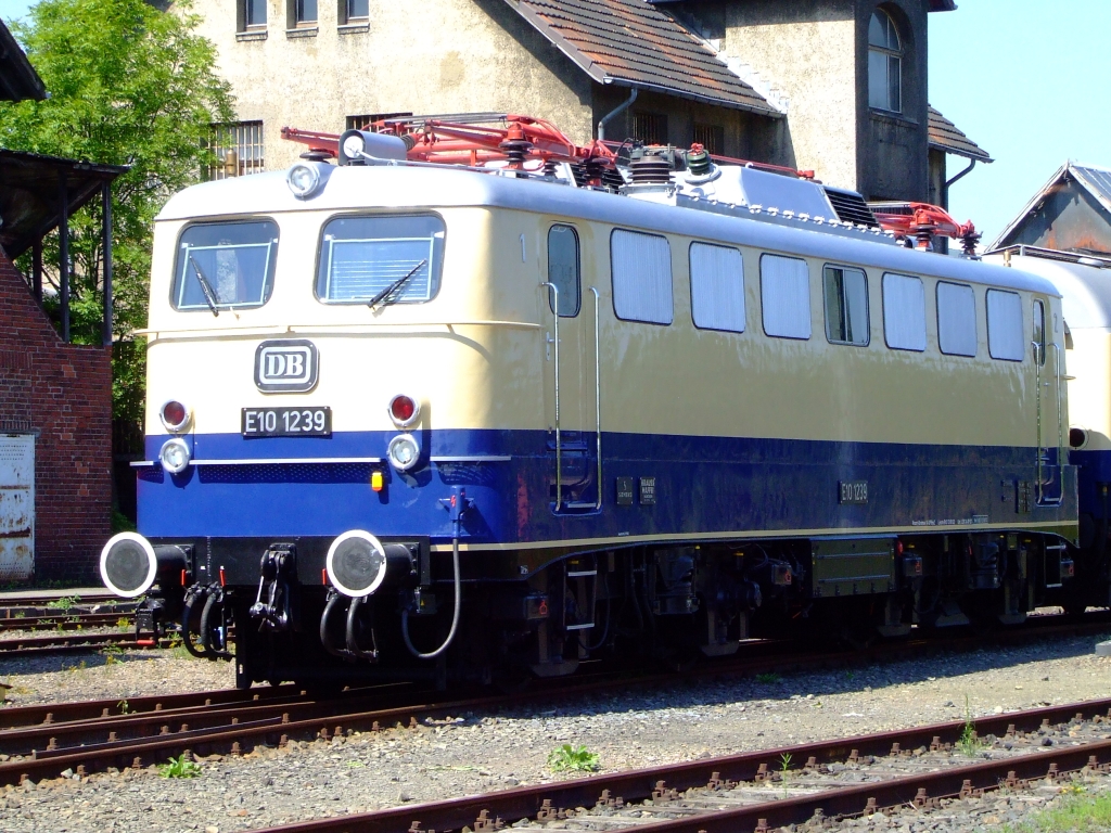 E10 1239 mit Rheingold am 14.08.2010 im Rheinisches Industriebahn-Museum (RIM) in K�ln. Die Lok ist wieder in den Anlieferzustand von 1962 zur�ckversetzt. Die Lok ist eine von den f�nf E10´s die 1962 modifizierte bzw. neuentwickelte Drehgestelle bekamen, die ihnen f�r den Einsatz vor dem Rheingold eine H�chstgeschwindigkeit von 160 km/h erm�glichten.