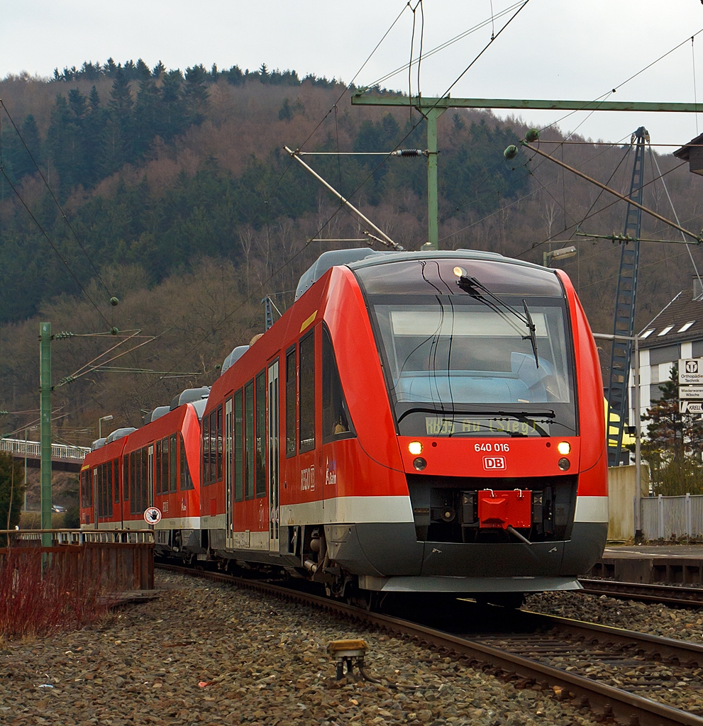 Ein Alstom Coradia LINT 27 in Doppeltraktion  mit einem LINT 41 (640 016 mit 648 206 / 706) der DreiL�nderBahn f�hrt am 28.03.2013 als RB 95 (Dillenburg-Siegen-Au/Sieg) in den Bahnhof Betzdorf/Sieg ein.  

Einen freundlichen Gru� an den Lokf�hrer zur�ck, es sind zwar Triebwagen aber die Fahrzeugf�hrer sind Lokf�hrer.

Anmerkung: Die Aufnahme ist vom Bahnsteig aus gemacht (vor dem Verbotsschild, hinter der wei�en Linie).
