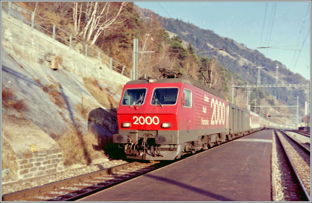 Ein Bild aus alten Tagen: SBB Re 4/4 IV mit dem EC  L�tschberg  in Hohtenn.
November 1991 