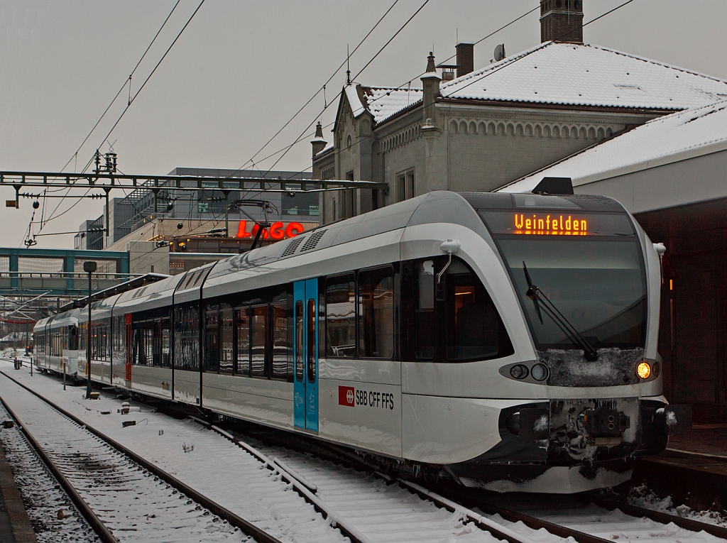 Ein elektrischer Triebzug der THURBO AG, bestehend aus einem Stadler GTW 2/8 gekuppelt mit einem Stadler GTW 2/6, steht am 08.12.2012 im Bahnhof Konstanz zur Abfahrt nach Weinfelden bereit.

Techn. Daten der Stadler Gelenktriebwagen GTW 2/8 (526 752 bis 790) :
Achsanordnung:  2‘ Bo 2‘ 2‘
Fahrzeugbreite: 3.000 mm 
L�nge �ber Kupplung (automatische Kupplung): 54.447mm 
Eigengewicht: 82 t 
Max Leistung am Rad: 1.100 kW
H�chstgeschwindigkeit: 140 km/h
