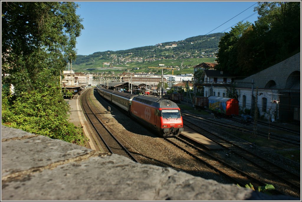 Ein IR,in Richtung Brig,bei seinem Halt im Bahnhof Vevey.
(10.08.2012)