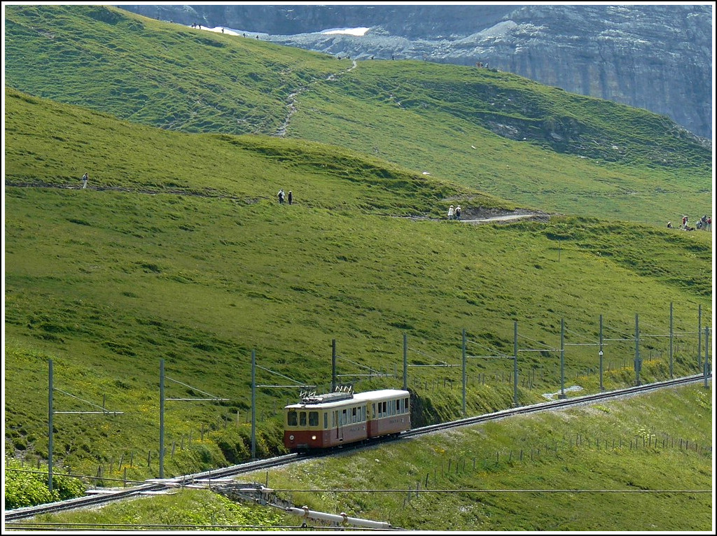 Ein JB Triebwagen BDeh 2/4 mit Steuerwagen hat am 30.07.2008 die Kleine Scheidegg (2061 m) verlassen und sich auf den beschwerlichen Weg zum h�chst gelegenen Bahnhof Europas, dem Jungfraujoch (3454 m) gemacht. (Hans)