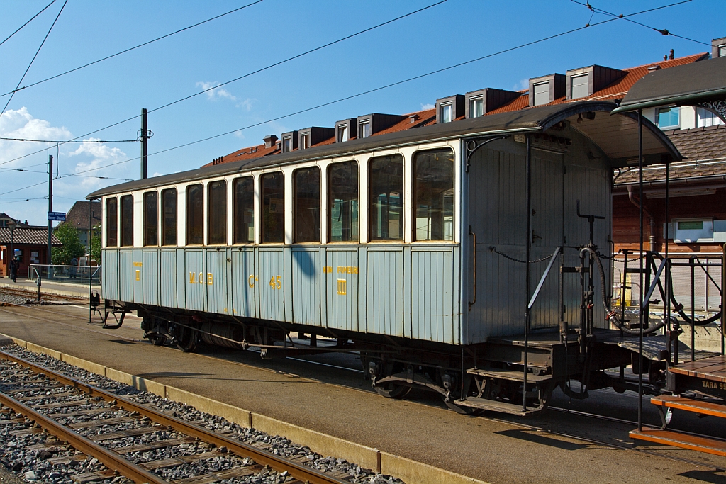 
Ein kurzer Holzkasten-Vierachser der Anfangszeit, der ehemalige MOB C4 45 ein 3.Klasse – Plattformwagen mit Raucher- und Nichtraucherabteilen (Fumeur / Non fumeur), der Museumsbahn Blonay-Chamby, am 27.05.2012 im Bahnhof Blonay.

Der Wagen wurde von der Schweizerische Industrie-Gesellschaft Neuhausen (SIG) 1902 gebaut und als BC4 22 an die Montreux-Berner Oberland-Bahn (MOB) geliefert, 1912 erfolgte die Umzeichnung zum C4 45. Die auf der linken Seite erkennbaren zwei Doppelfenster mit gr��erem Abstand erinnern noch an die fr�heren 2.-Klasse-Abteile, die sich dort befanden. Im Jahr 1956, mit dem Wegfall der 3. Klasse, wurde der Wagen zum B 45. Im Jahr 1971 kam der Wagen als Geschenk an die Museumsbahn Blonay–Chamby und wurde wieder in den alten Zustand versetzt. Der 9,6 Tonnen schwere, 11,5 m lange Wagen bietet 48 Fahrg�sten in der 3. Klasse Platz.

Das Bild zeigt den Zustand des Wagens von 2012, aktuell f�hrt der Wagen bei der Museumsbahn Blonay–Chamby wieder als MOB BC4 22.

TECHNISCHE DATEN eines BDe 4/4:
Spurweite: 1.000 mm (Meterspur)
Achanzahl: 4 (in 2 Drehgestellen)
L�nge �ber Puffer: 11.500 mm
Drehzapfenabstand: 6.500 mm
Achsabstand im Drehgestell: 1.200 mm
Eigengewicht: 9,6 t
H�chstgeschwindigkeit: 55 km/h