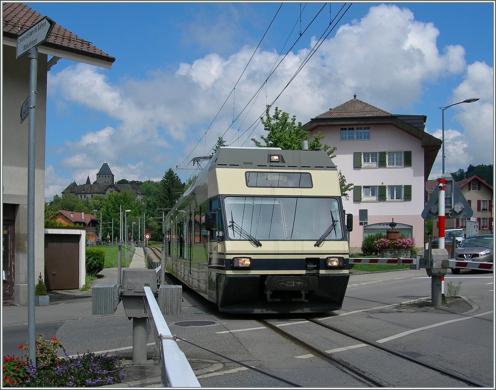Ein Schnappschuss auf einem Sonntagsspaziergang: CEV GTW und Ch�teau de Blonay.
30. Juni 2013