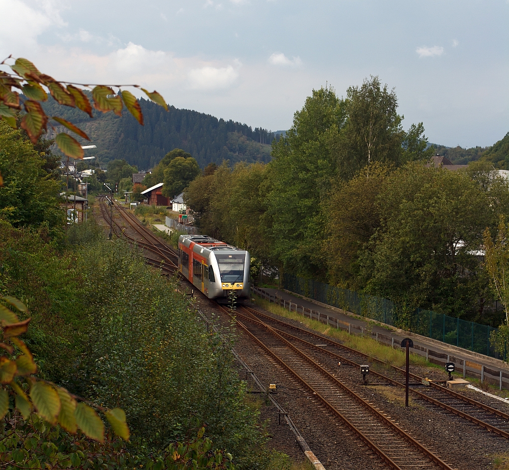 Ein Stadler GTW 2/6 der Hellertalbahn f�hrt am 11.09.2011 vom Bahnhof Herdorf weiter in Richtung Dillenburg. Aufnahme von der Br�cke Wolfsweg (Achenbachs Br�cke).