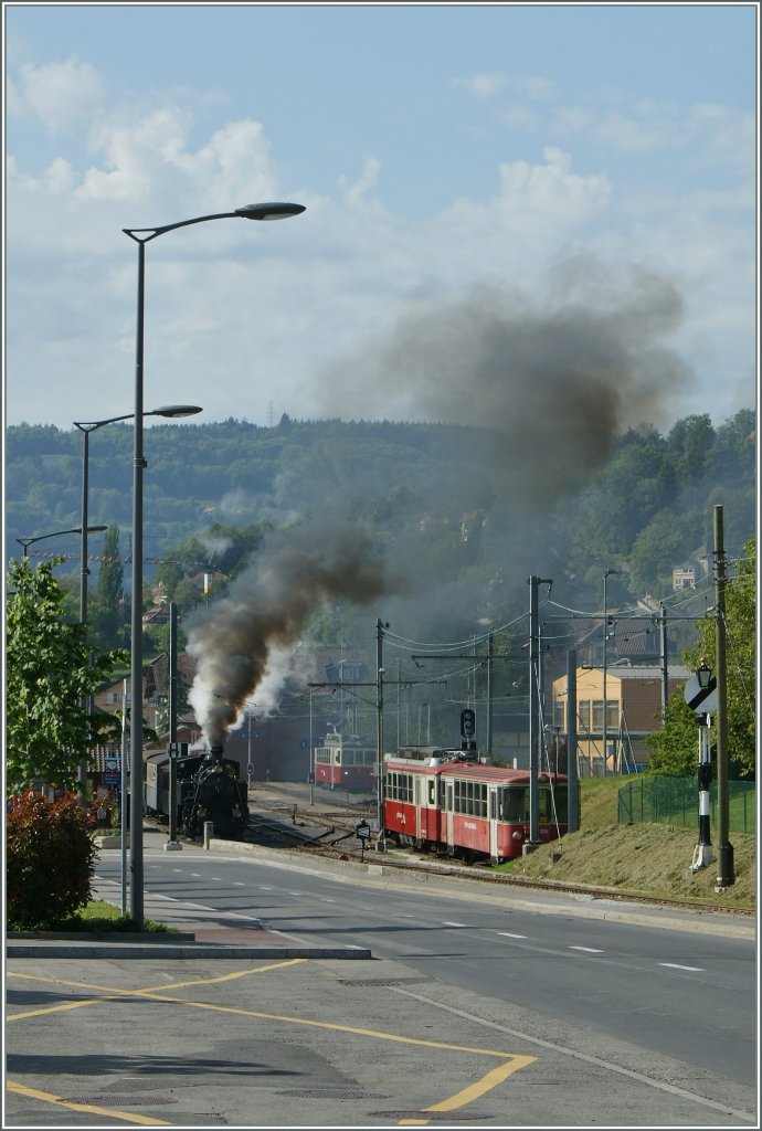 Eine Dampflok (oder eher Rauchlok) aus der Ferne: BFD N� bei der Abfahrt in Blonay Richtung Chamby am 19. Mai 2012.