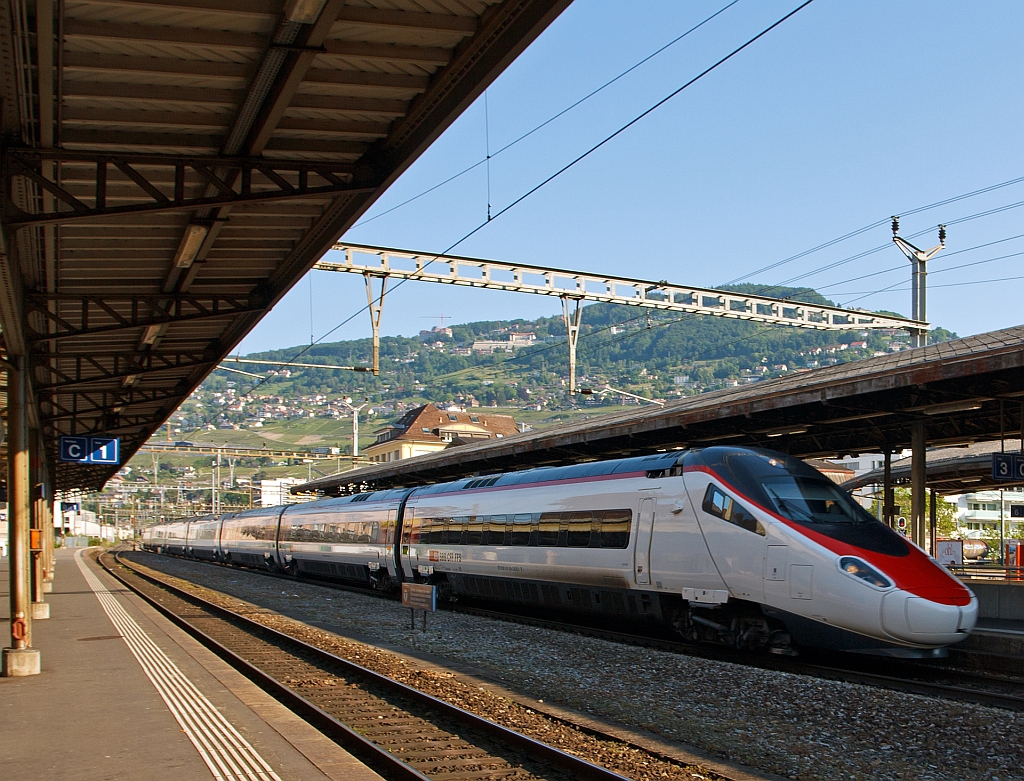 Eine Langnase (Pinocchio) braust am 28.05.2012 durch den Bahnhof Vevey. Der SBB ETR 610 f�hrt die Strecke Genf–Lausanne-Mailand.