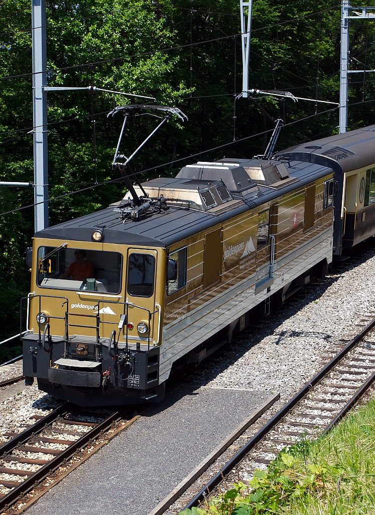 Einer Keksdose auf den Deckel geschaut - Die MOB GDe 4/4 6005 (ex TPF GDe 4/4 101) kurz vor der Einfahrt, am 27.05.2012, in den Bf Chamby mit dem GoldenPass Classic. Diese Loks, strenggenommen Gep�cktriebwagen, habe eine Dauerleistung von 1016 kW und k�nnen 100 km/h schnell fahren, gebaut wurde sie 1983 von SLM, Winterthur und ABB, Baden.