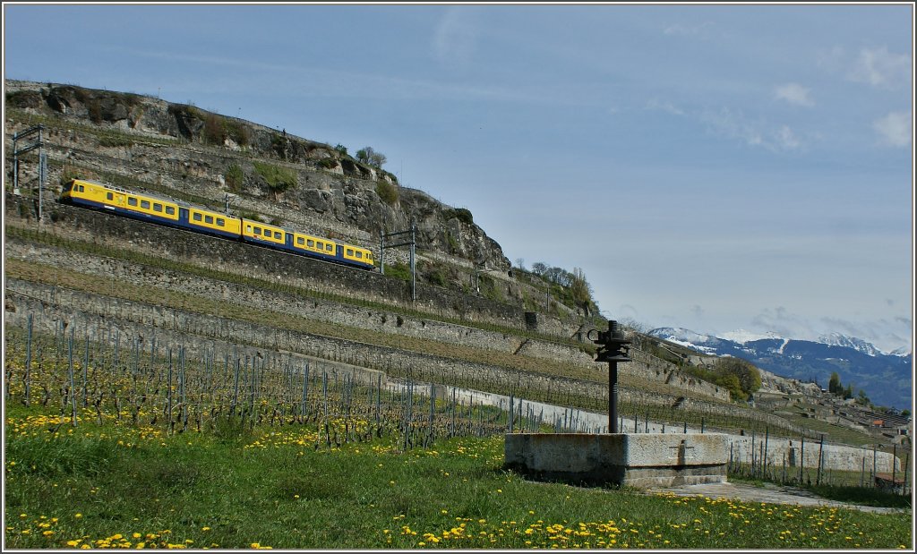 Es geht bergab: Der Train de Vignes auf seiner Fahrt hinunter nach Vevey kurz nach Chexbres.
(23.04.2012)
