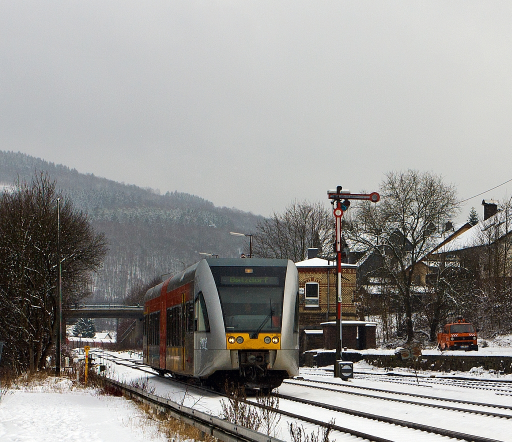 Es hat in Herdorf wieder geschneit und es schneit noch leicht weiter – 
Ein Stadler GTW 2/6 der Hellertalbahn kommt am 06.02.2013 von Neunkirchen, passiert hier gerade Stellwerk Herdorf Ost (Ho), und f�hrt gleich in den Bahnhof Herdorf ein.