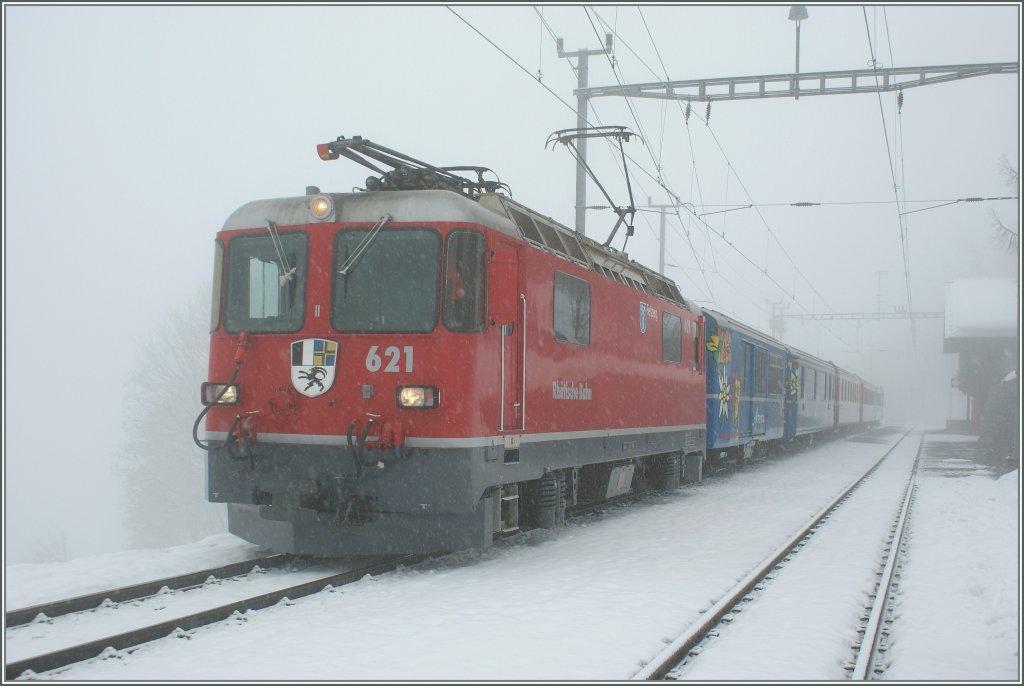 F�r all jene, die nicht nicht genug vom farblosen Winter haben: RhB Ge 4/4 621 mit einem Regionalzug nach Arosa bei Halt in Peist.
3. M�rz 2009