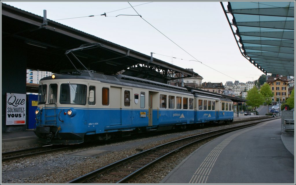 F�r den ersten Zug nach Zweisimmen gen�gt f�r die wenigen Fahrg�ste eine ABDe 8/8 ohne  Anhang .
Hier kurz vor der Abfahrt in Montreux am 22. Juli 2012