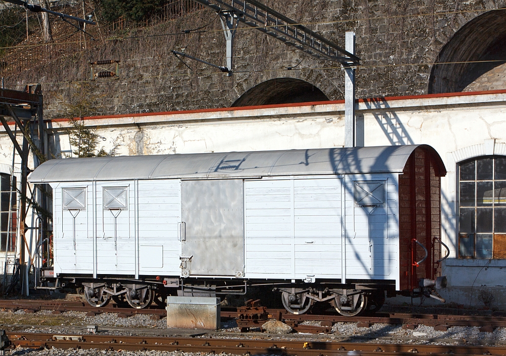 Gedeckter 4-achsige G�terwagen Gak 672 der BC (ex GFM, ex tpf), hier in einer Zwischenlakierung abgestellt am 26.02.2012 in Vevey, heute macht Werbung f�r die Mueumsbahn Blonay - Chamby.

Der Wagen wurde 1919 von SIG gebaut , hat ein Eigengewicht von 9,8 t und eine Zuladung vom max. 15 t, die zul. H�chstgeschwindigkeit betr�gt 65 km/h.