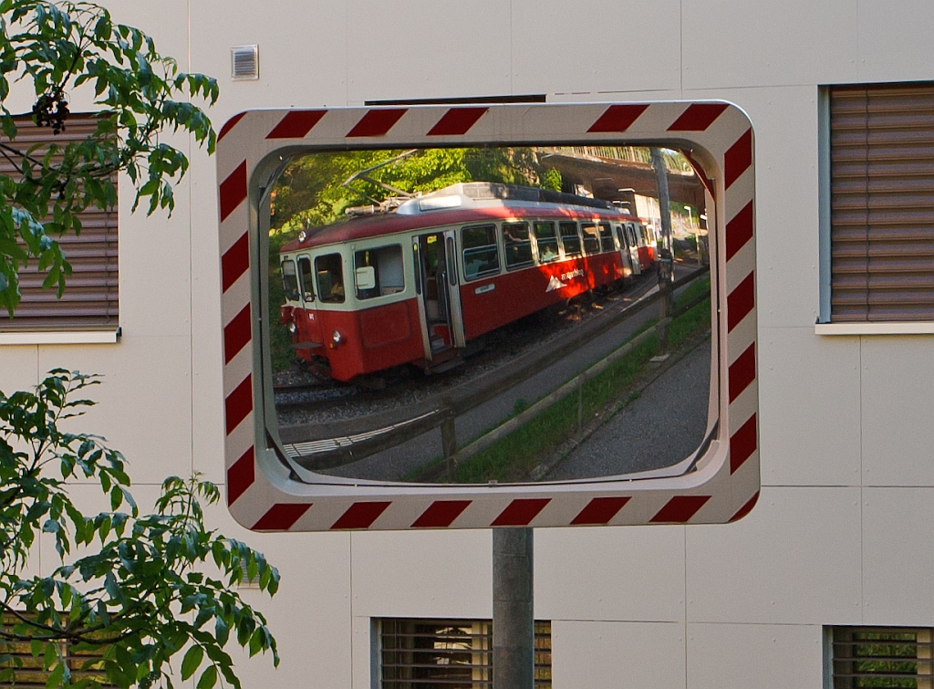 Gep�cktriebwagen BDeh 2/4 Nr. 74 mit Steuerwagen Bt 221 der MVR (Transports Montreux–Vevey–Riviera) ex CEV (Chemins de fer �lectriques Veveysans) spiegeln sich am 26.05.2012 im Spiel am Haltepunkt Gilamont (oberhalb der Oma-Bank).