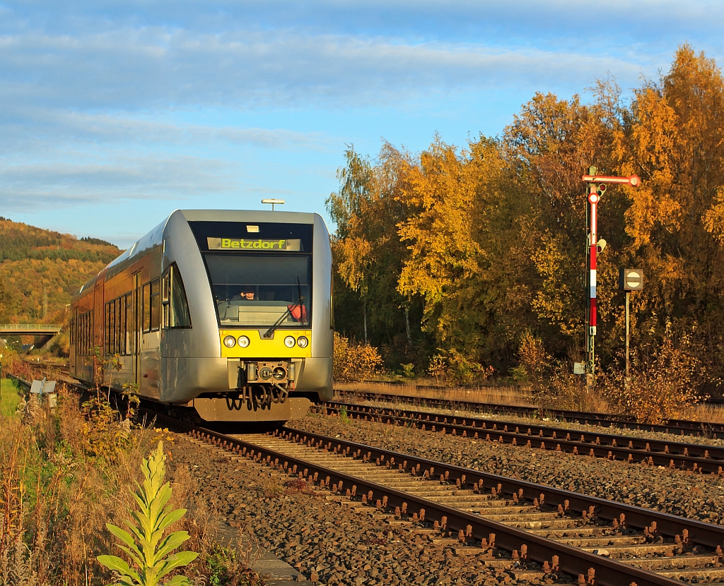 GTW 2/6 der Hellertalbahn f�hrt am 28.10.2011 Richtung Betzdorf, in Herdorf zwischen Stellwerk Herdorf Ost (Ho) und Bahnhof.