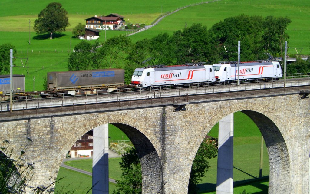 G�terzug Richtung Brig auf dem neuen Kanderviadukt in Frutigen, gezogen von zwei Lokomotiven der Crossrail. (o4.08.2007)