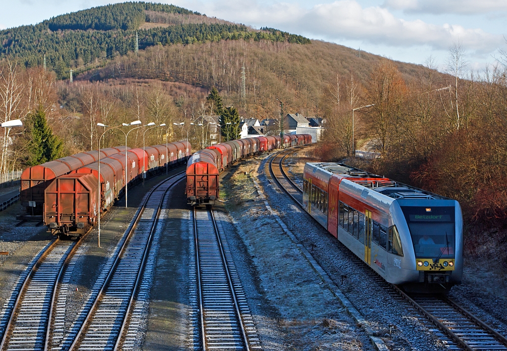 Herdorf am So. den 13.01.2013: 
Rechts auf dem DB-Gleis der KBS 462 - Hellertalbahn, f�hrt ein Stadler GTW 2/6 der gleichnamentlichen Hellertalbahn als RB 96 - Hellertal-Bahn (Dillenburg-Haiger-Neunkirchen-Herdorf-Betzdorf), hier kurz vor der Br�cke Wolfsweg, zum Bahnhof Herdorf ist es nicht mehr weit. 
Links der Rangierbahnhof der KSW Kreisbahn Siegen-Wittgenstein (ehem. Freien Grunder Eisenbahn AG), hier sind wieder sehr viele Schiebeplanenwagen f�r Coiltransporte der Gattung Shimmns abgestellt.