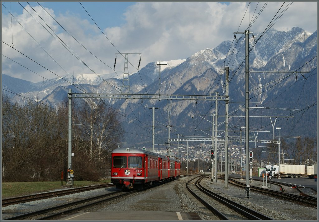 Ich finde die RhB Be 4/4 Pendelz�ge wirken zeitlos sch�n. 
Hier ist einer als S 2 Richtung Schiers unterweges und verl�sst gerade den Bahnhof Felsberg.