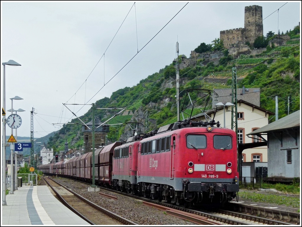 Ich habe auch noch ein 140er Bild f�r Armin gefunden: Bei leichtem Nieselregen zieht die 140 789-9 zusammen mit einer Schwesterlok einen G�terzug durch den Bahnhof von Kaub. 25.06.2011 (Jeanny)