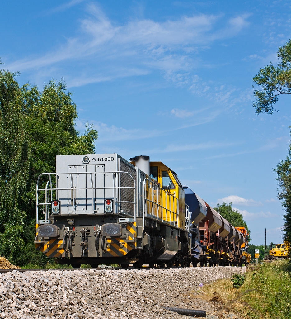Im Bauzugdienst....

Die 277 031-1 (MaK G 1700 BB-2) der Schweerbau (bzw. eingestellt bei LDS) mit 6 Schotterwagen und mit dem Kanalsp�lwagen auf dem Niederbordwagen, hier am 17.07.2013 in W�rgendorf, beim B� km 105,2 der KBS 462 (Hellertalbahn).

Die MaK G 1700-2 BB wurde 2011 unter der Fabriknummer 5001870  bei Vossloh in Kiel gebaut, sie hat die komplette NVR-Nr. 92 80 1277 031-1 D-LDS (eingestellt bei LDS).