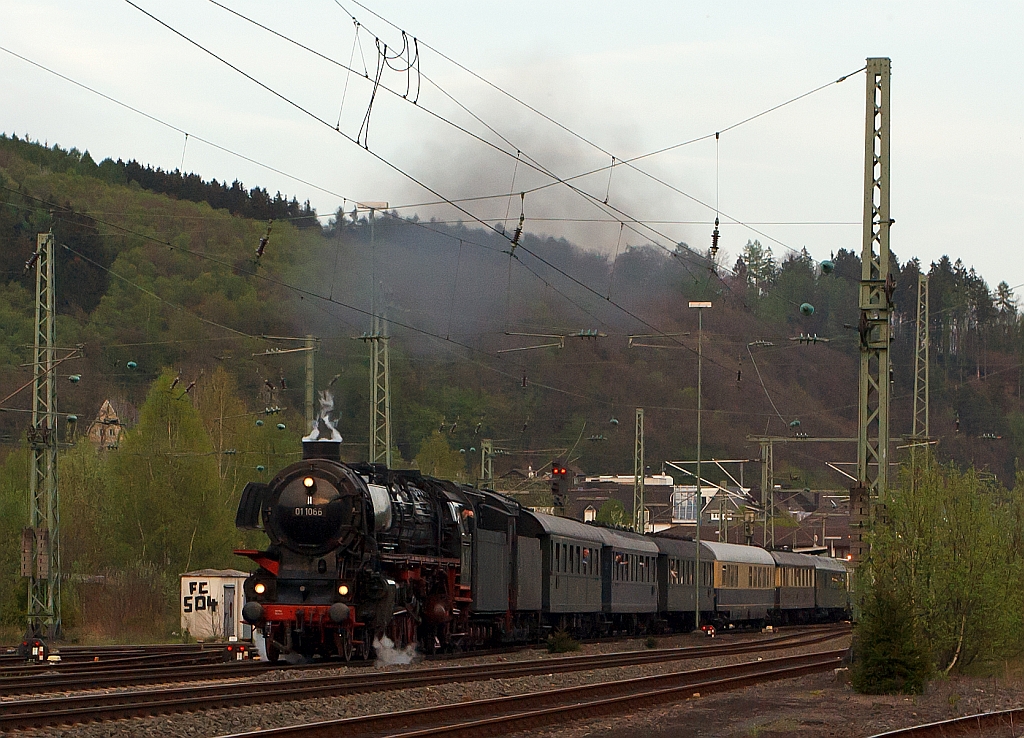 Im letzten Licht, gegen 20:10 Uhr kommt dann der zweite: Die Dreizylinder-Schnellzuglok 01 1066 der UEF, ex DB 012 066-7 zieht den zweiten Sonderzug der Eifelbahn, auf der R�ckfahrt von Gie�en, �ber die Siegstrecke (KBS 460) in Richtung K�ln. Hier am 28.04.2012 in Betzdorf/Sieg.