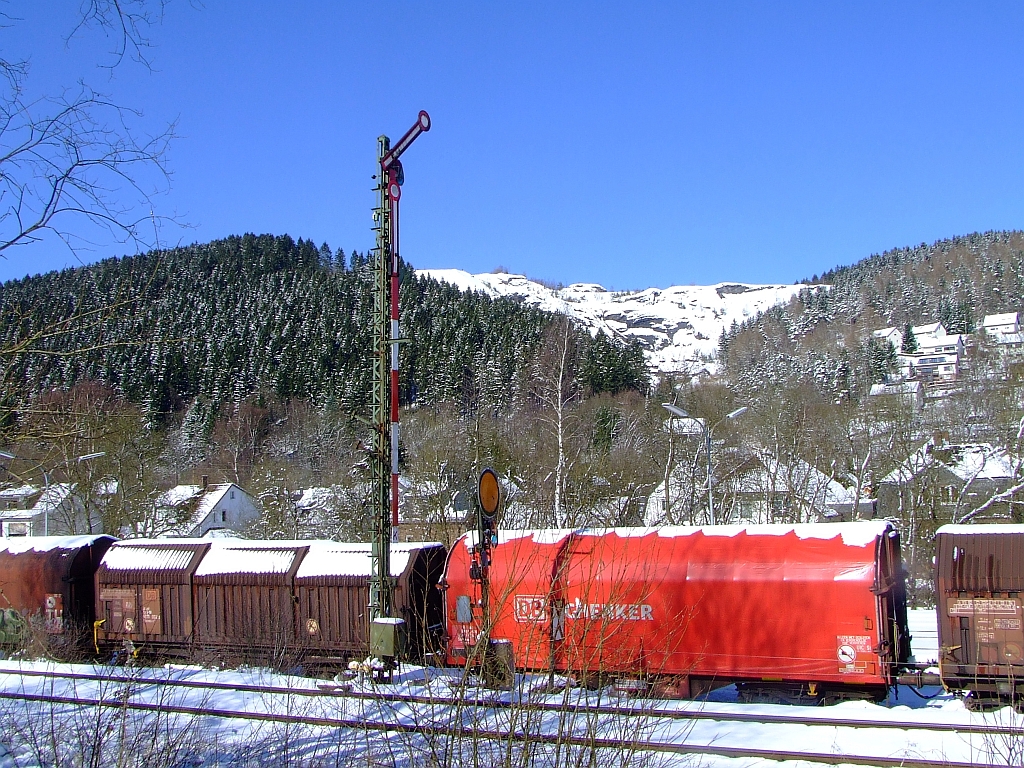 Im Vordergrund Vor- und Hauptsignal an der DB KBS 462 (Hellertalbahn) dahinter abgestellte Coil-G�terwagen am 07.03.2010 in Herdorf auf der Gleisanlage der Kreisbahn Siegen-Wittgenstein (KSW). Bis 1970 geh�rte die Gleisanlage der eigenst�ndigen Freien Grunder Eisenbahn die dann in die Siegener Kreisbahn (heute KSW) eingegliedert wurde. Im Hintergund ist die Herdorfer Schlackenhalde der ehem. Friedrichsh�tte zusehen.