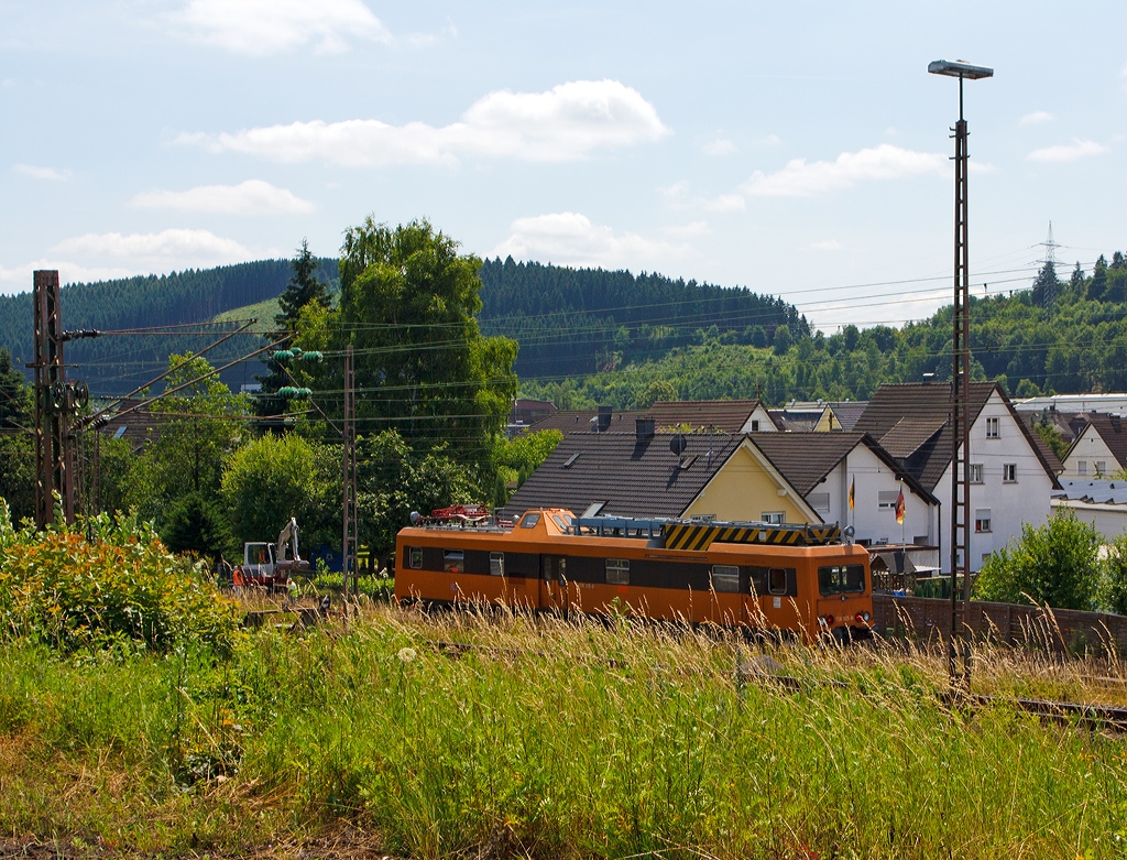 Leider etwas verdeckt.... 
Der Oberleitungsrevisionstriebwagen (ORT) 708 325-6 der DB Netz AG, ex DR 188 325-5, f�hrt am 10.07.2013 durch Kreuztal in Richtung Siegen. 
Der ORT wurde 1990 unter der Fabriknummer 20 300/9 vom VEB Waggonbau G�rlitz gebaut. 

Technische Daten: 
L�nge �ber Puffer: 22.400 mm 
Eigengewicht: 61 t 
H�chstgeschwindigkeit: 100 km/h

Die als Baureihe 188.3 der Deutschen Reichsbahn (DR) bezeichneten Fahrzeuge sind die dritte Generation von Oberleitungsrevisionstriebwagen (ORT) der DR und wurden Ende der 80er-Jahre in der DDR entwickelt, da auch die Elektrifizierung auf dem Gebiet der DDR weiter voranschritt. So entwickelte die VES Versuchs- und Entwicklungsstelle Maschinenwirtschaft Halle, der VEB Waggonbau G�rlitz und das RAW Wittenberge ein komplett neues Fahrzeug. Auf der Leipziger Fr�hjahrsmesse 1987 wurden schlie�lich zwei Prototypen vorgestellt.

Im Zuge des einheitlichen Triebfahrzeug-Kennzeichnungssystem der DR und DB wurden sie dann in die BR 708.3 eingereiht, und mit der Aufl�sung der DR kamen sie zum 01.01.1994 alle zur DB AG.
