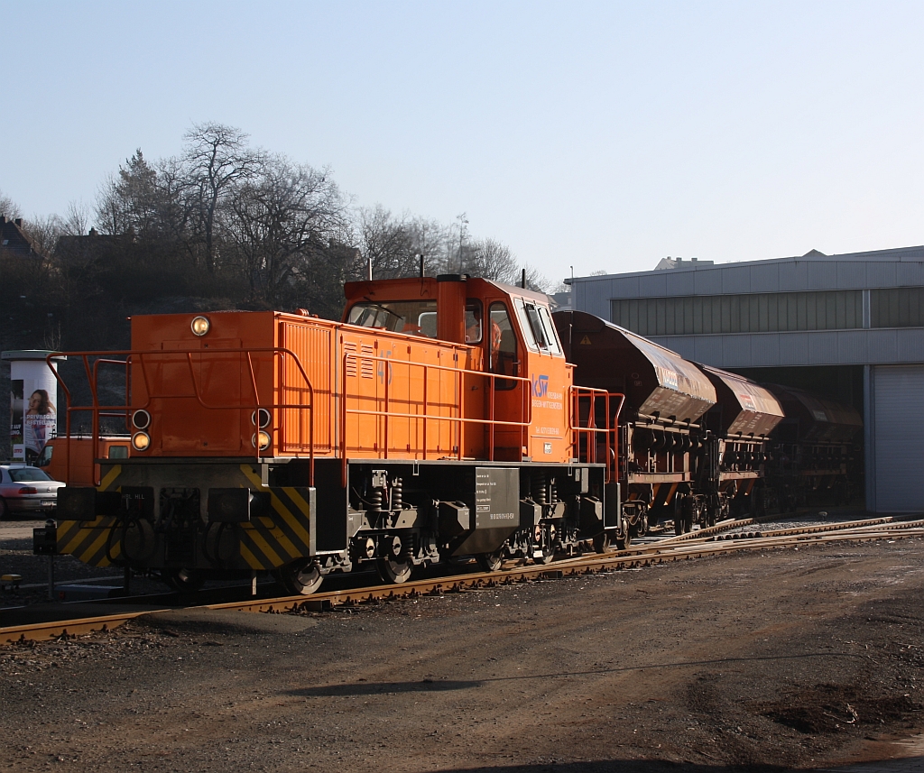 Lok 45 (MaK G 1204 BB) der Kreisbahn Siegen-Wittgenstein (KSW) schiebt am 31.01.2011 drei Gedeckte Sch�ttgutwagen in die KSW Lok- und Werkstatthalle.

Die Lok wurde 1991 unter der Fabriknummer 1000866 bei MaK gebaut. 1992 erfolgte die Auslieferung an die Sersa AG, Z�rich, Schweiz als Am 847 953-7 (Bettina) bis sie 1998 wieder nach Deutschland kam, und nach mehreren Stationen wurde sie dann 2007 von der KSW gekauft.