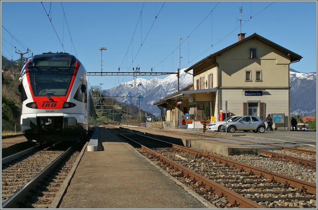Maganino Vira, eine Station, wie man sie vor zwanzig, dreissig Jahren Land auf Land ab antraff: keine schienenfreie Zug�nge zum Zug, ein Fahrdienstleiter vor Ort, G�terschuppen und G�terrampe, und sogar eine Antenne auf dem Dach des Bahnhofs.
Heute ist so etwas eine grosse Ausnahme (und auch der G�terschuppen und Rampe werden nicht mehr nicht mehr genutzt)
21.03.2013