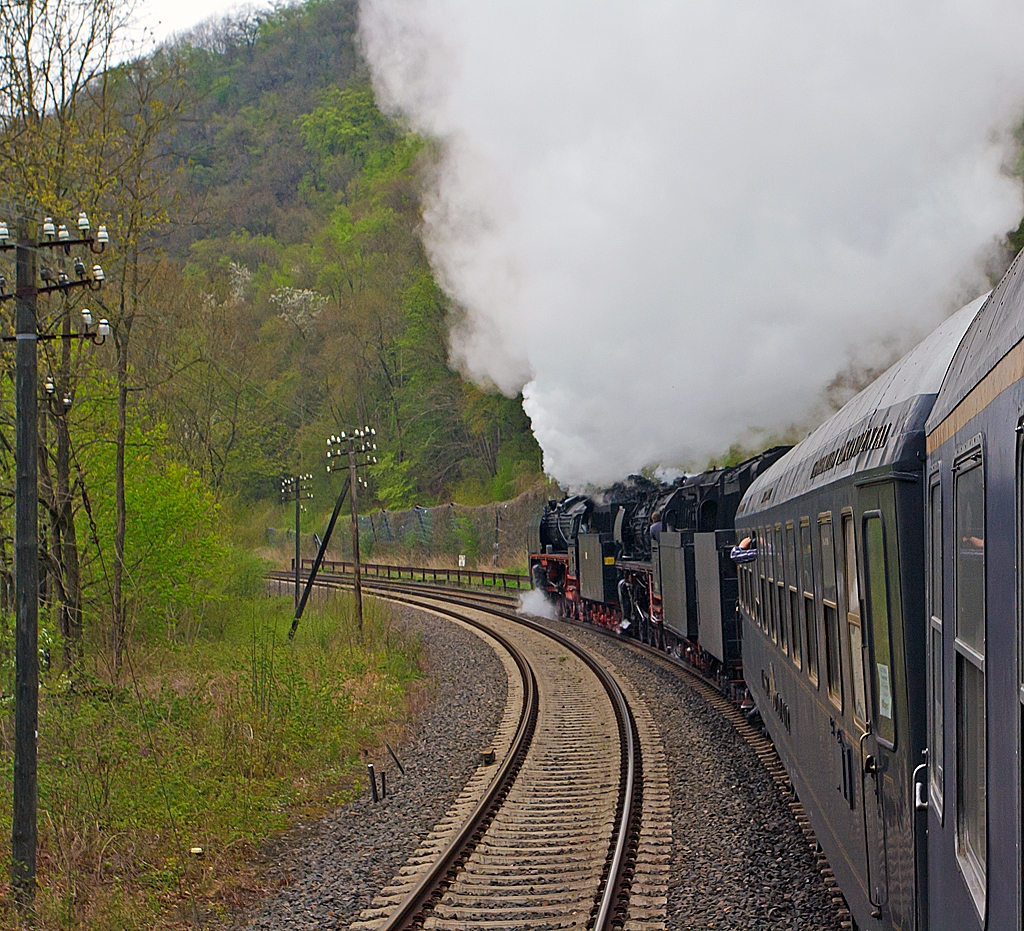  Mit Volldampf in den Fr�hling  ging es am Sonntag, den 28. April 2013 (eine Sonderfahrt von Zugtouren.de), in Richtung Darmstadt-Kranichstein. 

Schnellzuglokomotiven 01 118 und  012 066-7 (01 1066) ziehen unseren Sonderzug, auf der Lahntalbahn (KBS 625), an der Lahn entlang, hier kurz vor Balduinstein.
