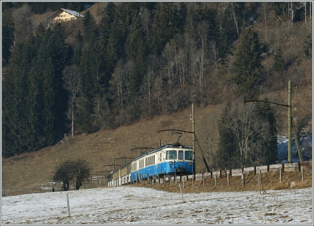 MOB ABDe 8/8 mit einem Schnellzug Richtung Gstaad bei Ch�teau d'Oex am 23.01.2011.